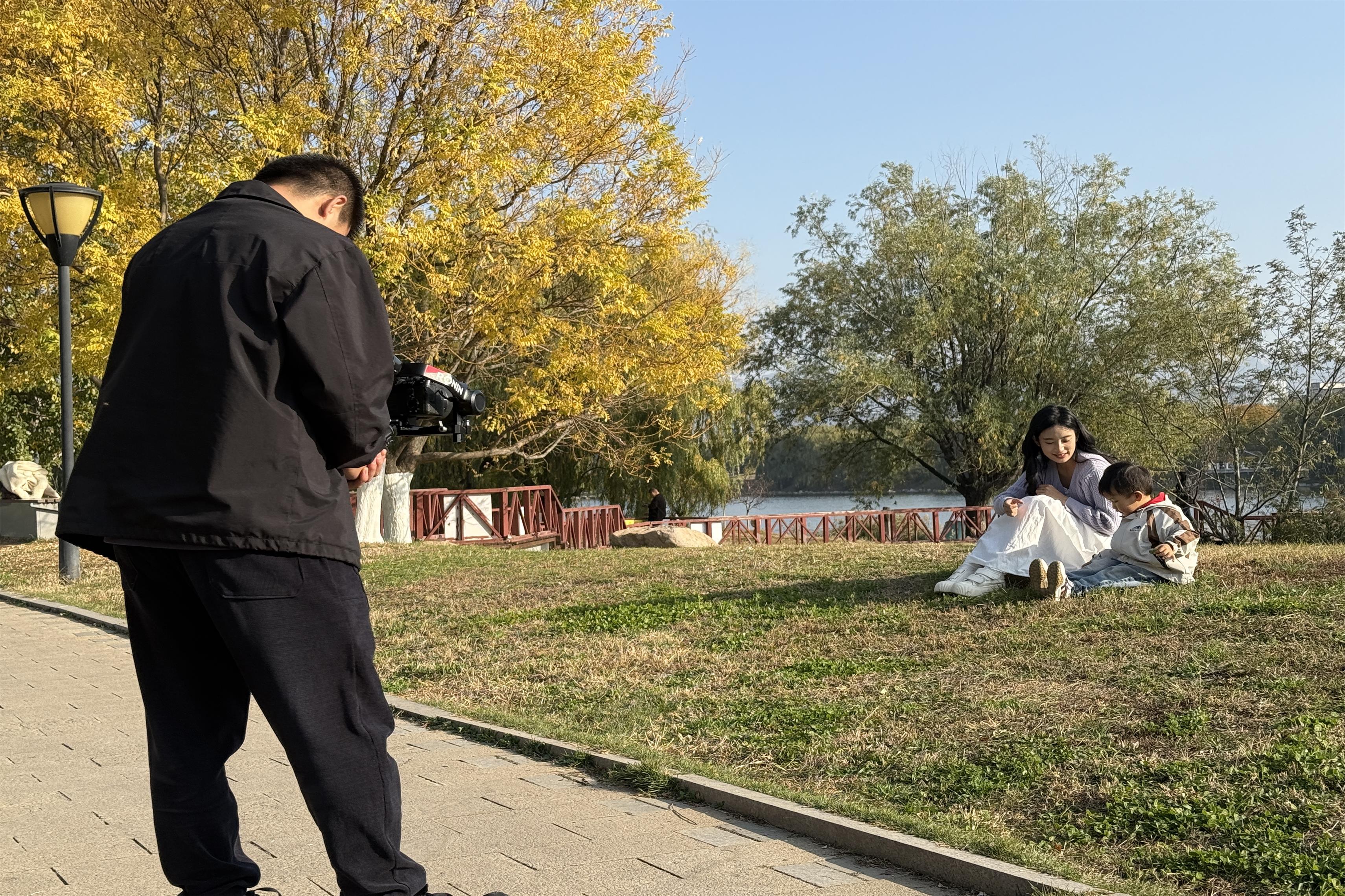 青島短視頻運(yùn)營(yíng)與拍攝：賦能企業(yè)品牌增長(zhǎng)新引擎